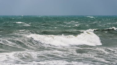 Fırtınalı bir günde dalgalı deniz