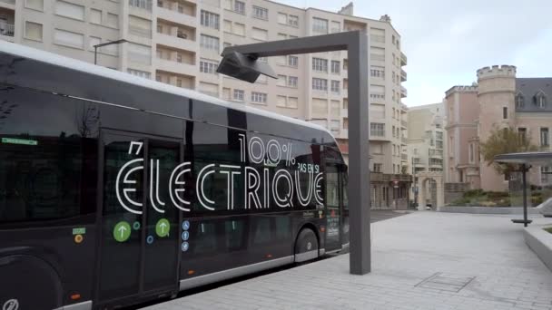 Carga de autobús eléctrico en Biarritz, Francia — Vídeos de Stock