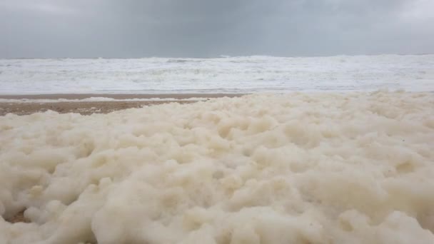 Seeschaum am Strand von Biarritz während eines Sturms — Stockvideo