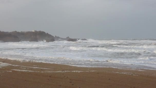 Biarritz sahilinde fırtınalı havanın yavaş çekimi. — Stok video