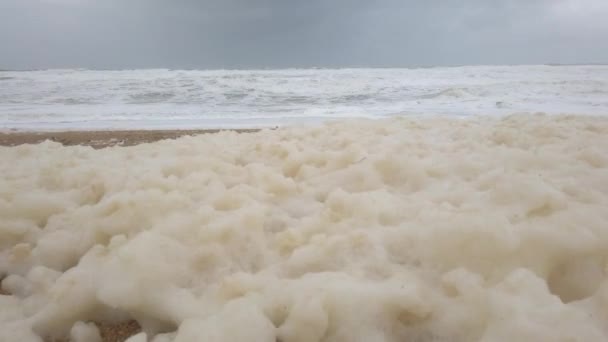Αφρός θαλάσσης στην παραλία Μπιαρίτζ κατά τη διάρκεια καταιγίδας — Αρχείο Βίντεο