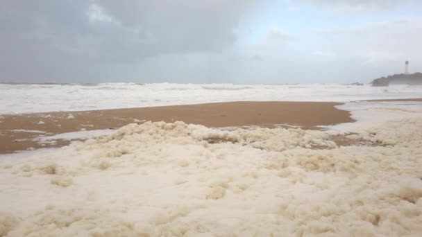 Fırtına sırasında Biarritz sahilinde deniz köpüğü. — Stok video