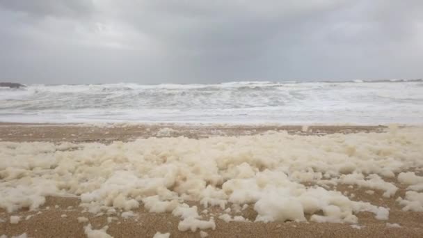 Αφρός θαλάσσης στην παραλία Μπιαρίτζ κατά τη διάρκεια καταιγίδας — Αρχείο Βίντεο