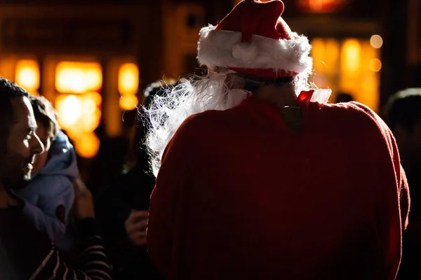 Un Santa Claus retroiluminado, también conocido como Papá Noel —  Fotos de Stock