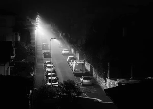 Tomma gatan vid en dimmig natt i Bayonne, Frankrike — Stockfoto