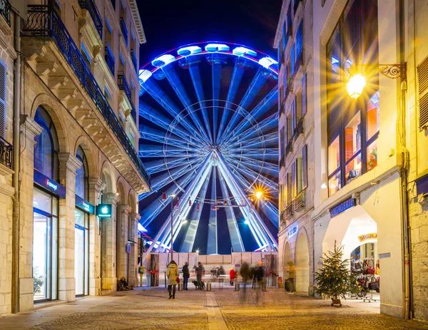 La roue ferris la nuit à Bayonne, France — Photo