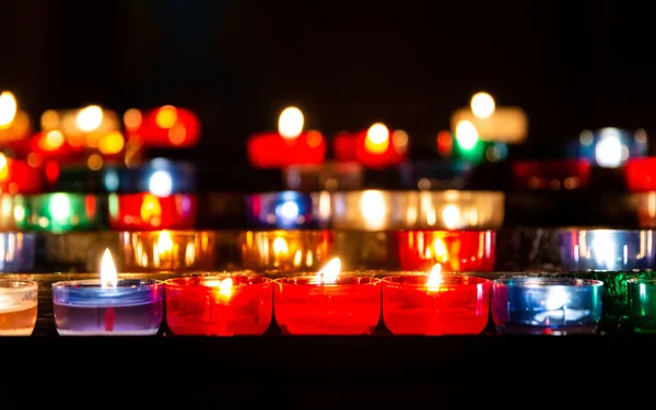 Kleurrijke kaarsen in de kerk — Stockfoto