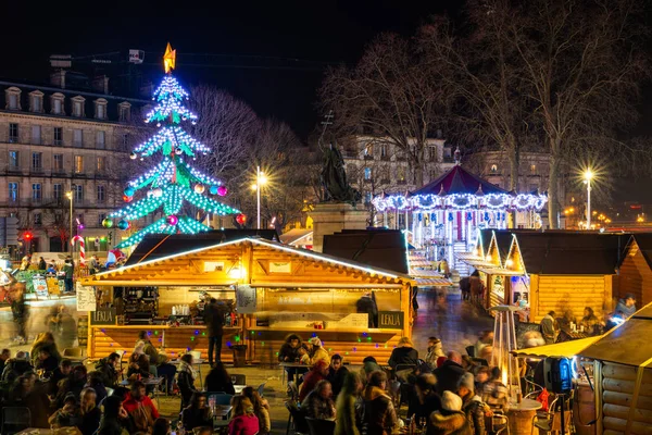Рождественская ярмарка в Байоне ночью, Франция — стоковое фото