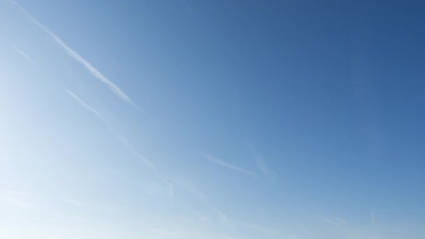 Blauer Himmel, hellweiße Wolken und Flugzeugkondensstreifen im Zeitraffer — Stockvideo