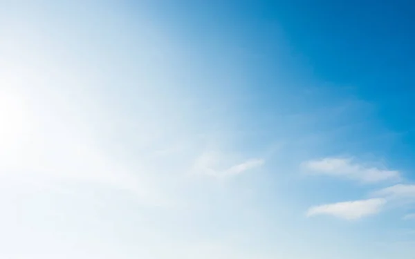 Cielo azzurro luminoso e morbido con piccole nuvole bianche — Foto Stock