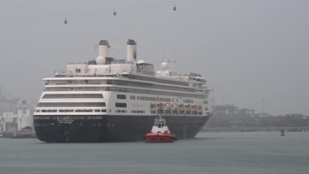 Круизный корабль "Амстердам" и лоцман в гавани Кеппел, Сингапур — стоковое видео