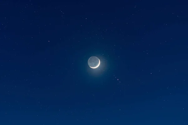 Luna crescente cerata e cielo stellato — Foto Stock