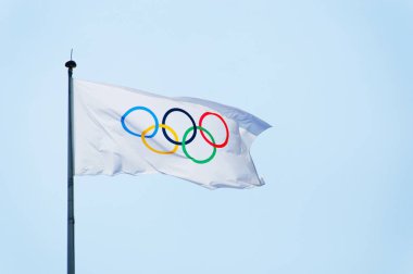 Olimpiyat bayrağı, mavi gökyüzü arkaplanı