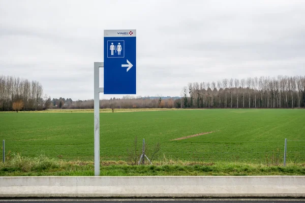 Segno di toilette in un'area di sosta autostradale in Francia — Foto Stock