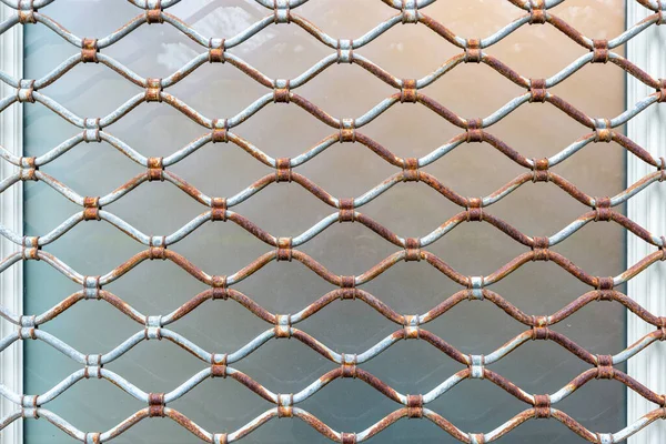 Stahlgitter an einem Schaufenster — Stockfoto