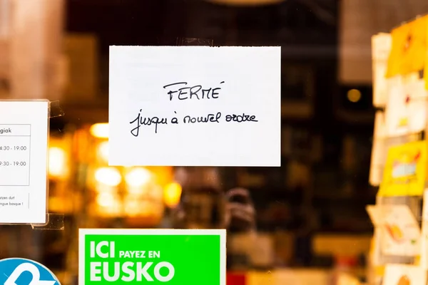 Вывеска в книжном магазине в Байоне, Франция, закрыта до дальнейшего уведомления — стоковое фото