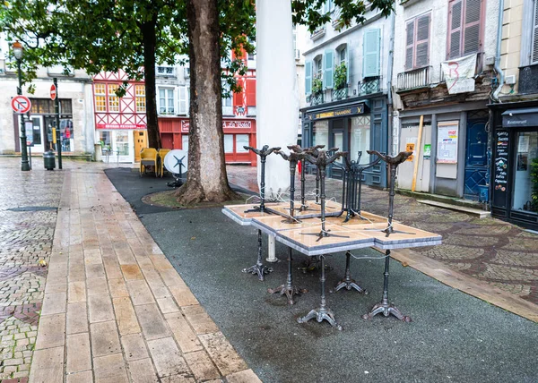 Café fermé à Bayonne, France à cause de l'épidémie de coronavirus — Photo