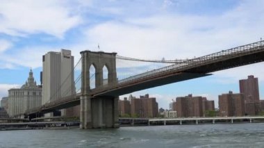 Brooklyn Köprüsü New York City, ABD 'de East River' da bir tekneden görüldü.