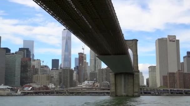 The Brooklyn Bridge seen from a boat on the East River in New York City, USA — Stock Video