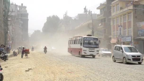 Tráfico y polvo en Boudha Road en Katmandú, Nepal — Vídeos de Stock
