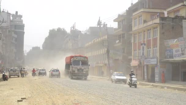 Verkehr und Staub auf der Boudha Road in Kathmandu, Nepal — Stockvideo