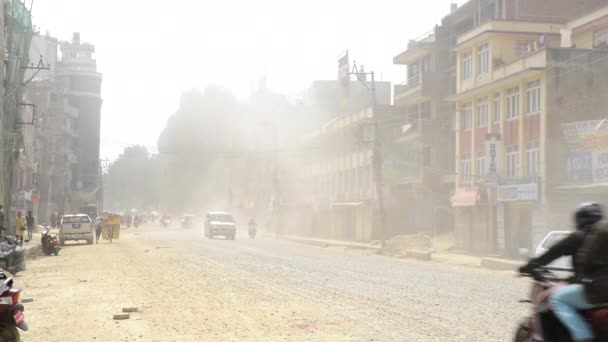 Trafik och damm på Boudha Road i Katmandu, Nepal — Stockvideo
