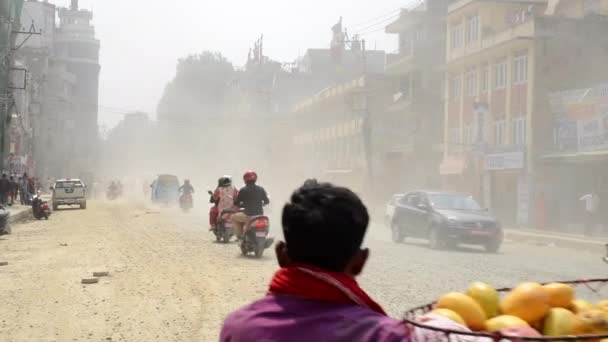 Tráfico y polvo en Boudha Road en Katmandú, Nepal — Vídeo de stock