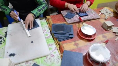 İnsanlar Katmandu, Nepal 'de karton kutu yapıyorlar.