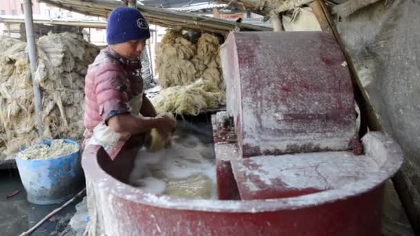 Herstellung von Loktapapapier in Kathmandu, Nepal — Stockvideo