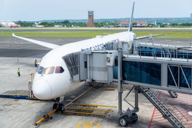 Singapur Havayolları Boeing 787 Bali 'deki Denpasar Havaalanı' nda Dreamliner.