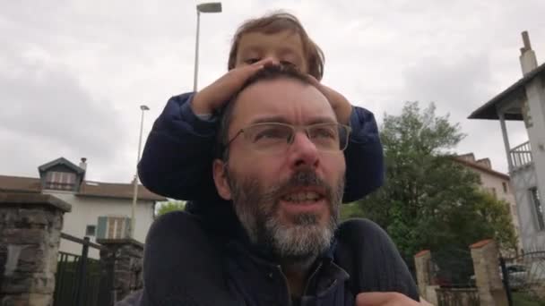 Father carrying son on his shoulders — Stock Video