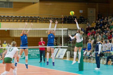 Odessa, Güney, Ukrayna - 15 Ekim 2019. Avrupa Kadınlar Voleybol Şampiyonası. Voleybol sahası, maç beklentisiyle hazırlandı. Cev Şampiyonlar Ligi Volesi 2020