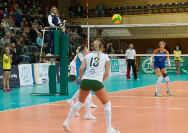 Odessa, Güney, Ukrayna - 15 Ekim 2019. Avrupa Kadınlar Voleybol Şampiyonası. Voleybol sahası, maç beklentisiyle hazırlandı. Cev Şampiyonlar Ligi Volesi 2020