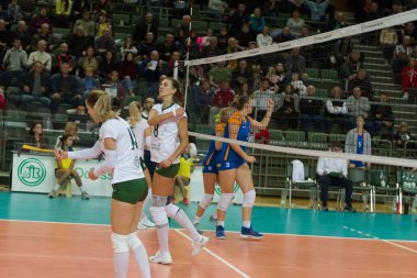 Odessa, Güney, Ukrayna - 15 Ekim 2019. Avrupa Kadınlar Voleybol Şampiyonası. Voleybol sahası, maç beklentisiyle hazırlandı. Cev Şampiyonlar Ligi Volesi 2020