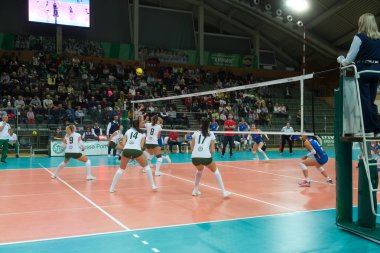 Odessa, Güney, Ukrayna - 15 Ekim 2019. Avrupa Kadınlar Voleybol Şampiyonası. Voleybol sahası, maç beklentisiyle hazırlandı. Cev Şampiyonlar Ligi Volesi 2020