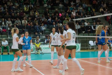 Odessa, Güney, Ukrayna - 15 Ekim 2019. Avrupa Kadınlar Voleybol Şampiyonası. Voleybol sahası, maç beklentisiyle hazırlandı. Cev Şampiyonlar Ligi Volesi 2020