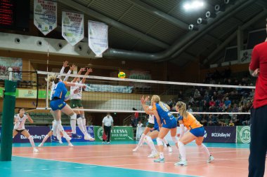 Odessa, Güney, Ukrayna - 15 Ekim 2019. Avrupa Kadınlar Voleybol Şampiyonası. Voleybol sahası, maç beklentisiyle hazırlandı. Cev Şampiyonlar Ligi Volesi 2020
