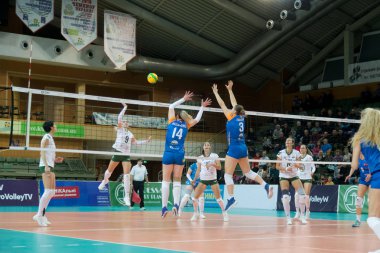 Odessa, Güney, Ukrayna - 15 Ekim 2019. Avrupa Kadınlar Voleybol Şampiyonası. Voleybol sahası, maç beklentisiyle hazırlandı. Cev Şampiyonlar Ligi Volesi 2020