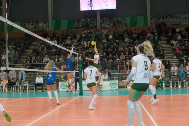 Odessa, Güney, Ukrayna - 15 Ekim 2019. Avrupa Kadınlar Voleybol Şampiyonası. Voleybol sahası, maç beklentisiyle hazırlandı. Cev Şampiyonlar Ligi Volesi 2020