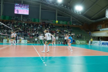 Odessa, Güney, Ukrayna - 15 Ekim 2019. Avrupa Kadınlar Voleybol Şampiyonası. Voleybol sahası, maç beklentisiyle hazırlandı. Cev Şampiyonlar Ligi Volesi 2020