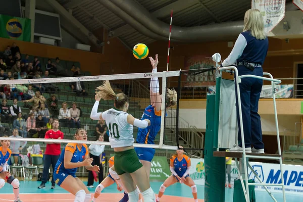 Odessa, Güney, Ukrayna - 15 Ekim 2019. Avrupa Kadınlar Voleybol Şampiyonası. Voleybol sahası, maç beklentisiyle hazırlandı. Cev Şampiyonlar Ligi Volesi 2020