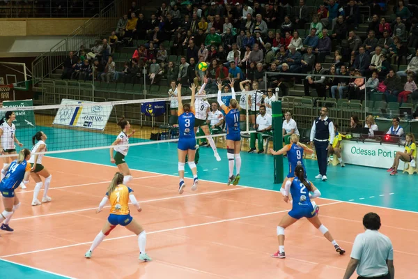 Odessa, Güney, Ukrayna - 15 Ekim 2019. Avrupa Kadınlar Voleybol Şampiyonası. Voleybol sahası, maç beklentisiyle hazırlandı. Cev Şampiyonlar Ligi Volesi 2020