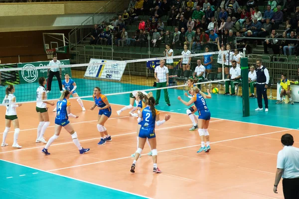 Odessa, Güney, Ukrayna - 15 Ekim 2019. Avrupa Kadınlar Voleybol Şampiyonası. Voleybol sahası, maç beklentisiyle hazırlandı. Cev Şampiyonlar Ligi Volesi 2020