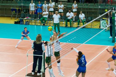 Odessa, Güney, Ukrayna - 15 Ekim 2019. Avrupa Kadınlar Voleybol Şampiyonası. Voleybol sahası, maç beklentisiyle hazırlandı. Cev Şampiyonlar Ligi Volesi 2020