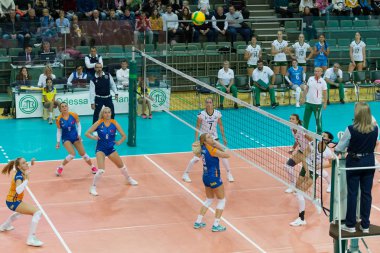Odessa, Güney, Ukrayna - 15 Ekim 2019. Avrupa Kadınlar Voleybol Şampiyonası. Voleybol sahası, maç beklentisiyle hazırlandı. Cev Şampiyonlar Ligi Volesi 2020