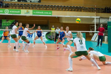 Odessa, Güney, Ukrayna - 15 Ekim 2019. Avrupa Kadınlar Voleybol Şampiyonası. Voleybol sahası, maç beklentisiyle hazırlandı. Cev Şampiyonlar Ligi Volesi 2020