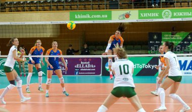 Odessa, Güney, Ukrayna - 15 Ekim 2019. Avrupa Kadınlar Voleybol Şampiyonası. Voleybol sahası, maç beklentisiyle hazırlandı. Cev Şampiyonlar Ligi Volesi 2020