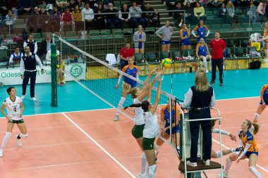 Odessa, Güney, Ukrayna - 15 Ekim 2019. Avrupa Kadınlar Voleybol Şampiyonası. Voleybol sahası, maç beklentisiyle hazırlandı. Cev Şampiyonlar Ligi Volesi 2020