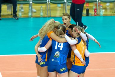 Odessa, Güney, Ukrayna - 15 Ekim 2019. Avrupa Kadınlar Voleybol Şampiyonası. Voleybol sahası, maç beklentisiyle hazırlandı. Cev Şampiyonlar Ligi Volesi 2020