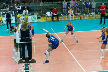 Odessa, Güney, Ukrayna - 15 Ekim 2019. Avrupa Kadınlar Voleybol Şampiyonası. Voleybol sahası, maç beklentisiyle hazırlandı. Cev Şampiyonlar Ligi Volesi 2020